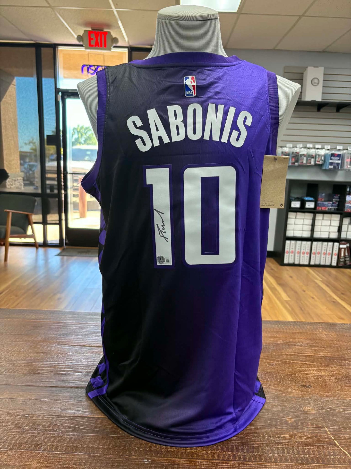 DOMANTAS SABONIS AUTOGRAPHED KINGS JERSEY (BECKETT COA)