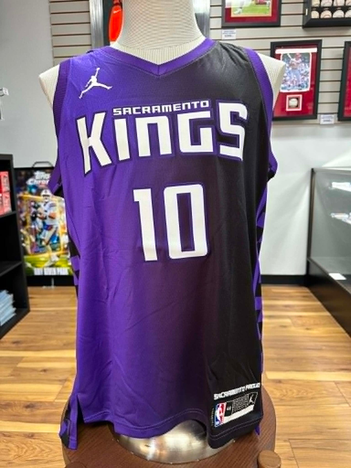 DOMANTAS SABONIS AUTOGRAPHED KINGS JERSEY (BECKETT COA)