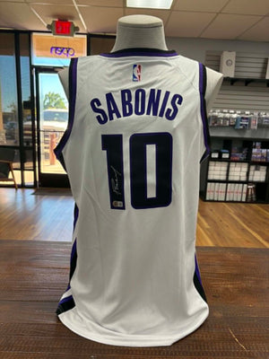 DOMANTAS SABONIS AUTOGRAPHED KINGS JERSEY (BECKETT COA)