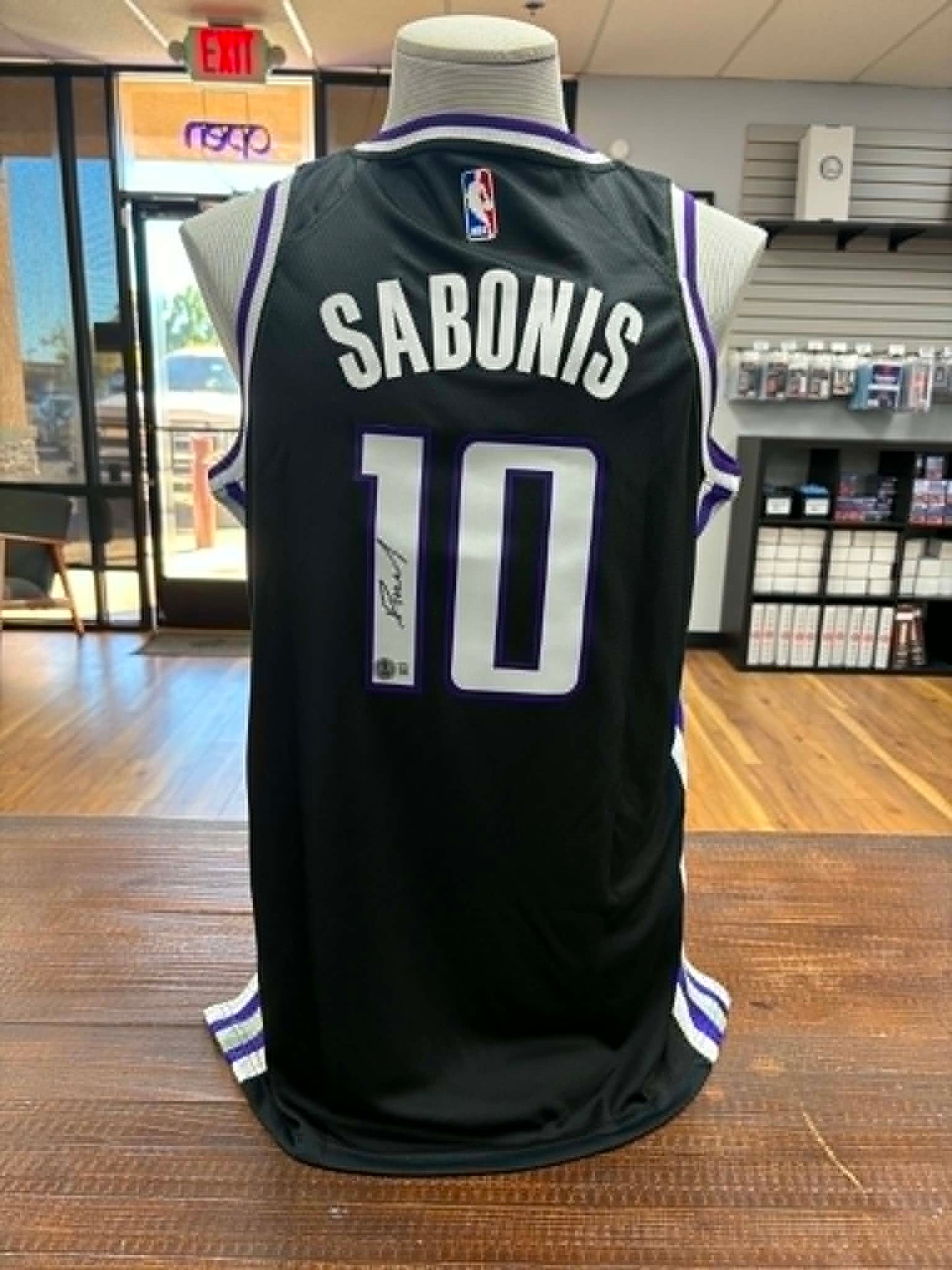 DOMANTAS SABONIS AUTOGRAPHED KINGS JERSEY (BECKETT COA)